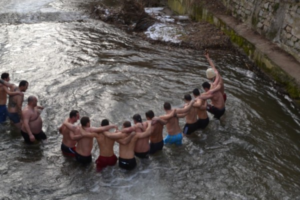 18-годишният Стефан Ноев спаси Богоявленския кръст в Казанлък