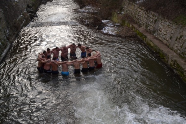18-годишният Стефан Ноев спаси Богоявленския кръст в Казанлък
