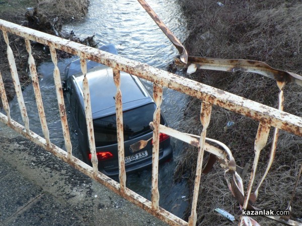 Нов автомобил се озова в Старата река заради 3 лева