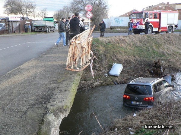 Нов автомобил се озова в Старата река заради 3 лева