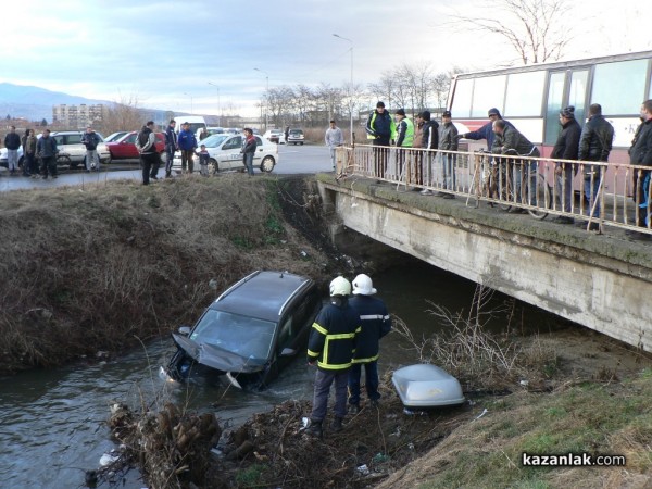 Нов автомобил се озова в Старата река заради 3 лева