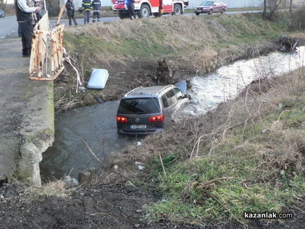 Нов автомобил се озова в Старата река заради 3 лева