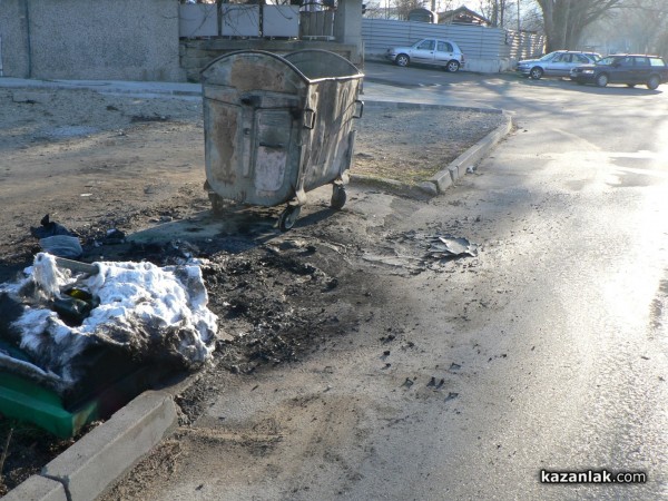 Запалиха пластмасов контейнер до оградата на Пожарната