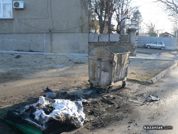 Запалиха пластмасов контейнер до оградата на Пожарната