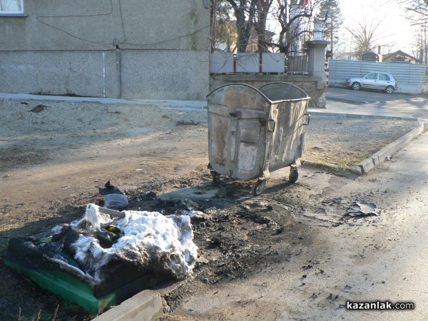 Запалиха пластмасов контейнер до оградата на Пожарната