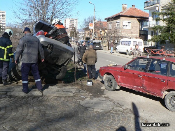 Ауди увисна на мост над Старата река в Казанлък