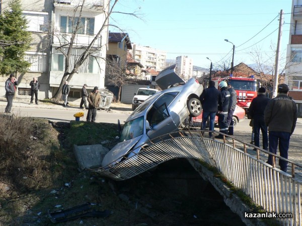 Ауди увисна на мост над Старата река в Казанлък