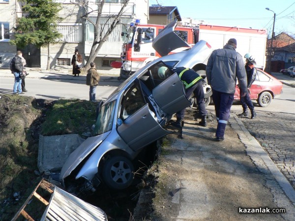 Ауди увисна на мост над Старата река в Казанлък