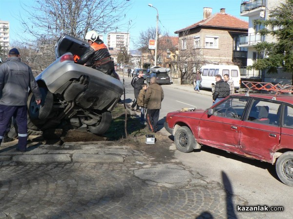 Ауди увисна на мост над Старата река в Казанлък