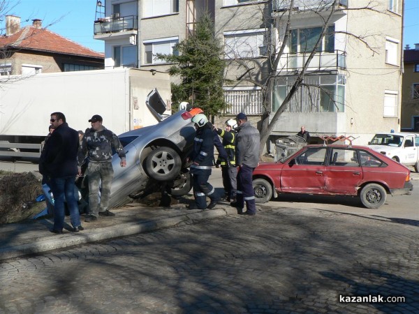 Ауди увисна на мост над Старата река в Казанлък