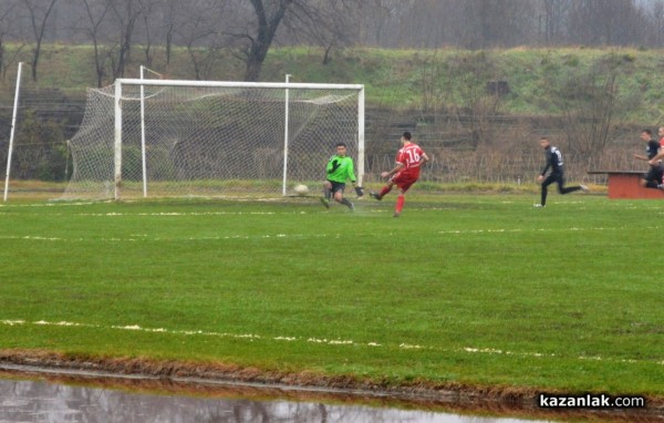 Емил Рачев спечели гласуването за футболист на годината на Розова долина