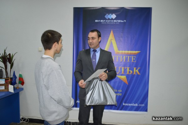 Борис Кърчев награди децата участвали в „Талантите на Казанлък” за месец декември