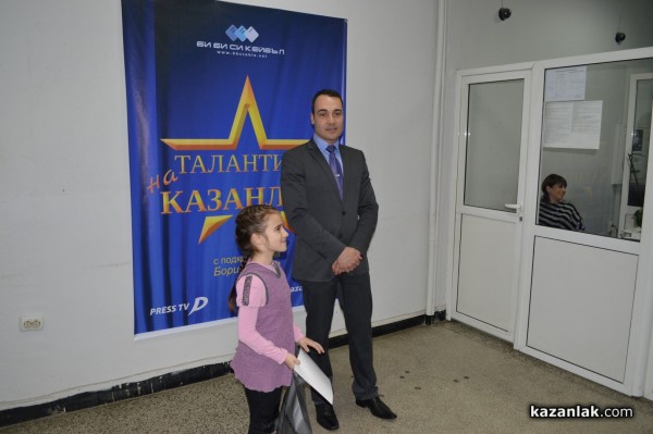 Борис Кърчев награди децата участвали в „Талантите на Казанлък” за месец декември