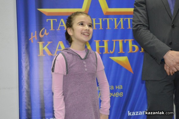 Борис Кърчев награди децата участвали в „Талантите на Казанлък” за месец декември