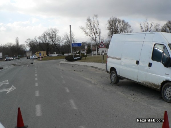 Мъж е в болницата след катастрофа на разклона за Дунавци