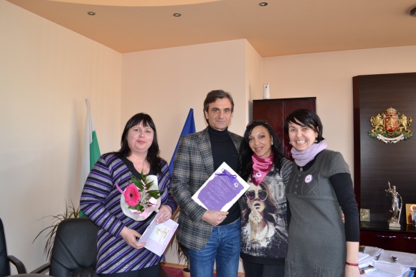 Фондация „Искам бебе“ отличи Община Казанлък