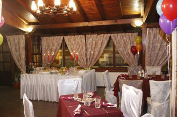 Празнувайте Деня на виното и любовта в Ресторант „Мери”