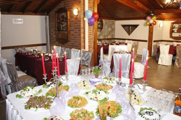 Празнувайте Деня на виното и любовта в Ресторант „Мери”