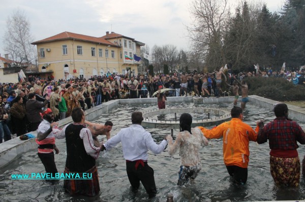 “Зебра“, питон и крокодил на карнавала в Павел баня