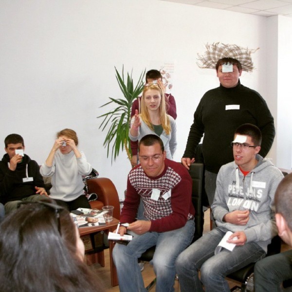 Младите хора на Казанлък изпълниха с идеи и креативност новия Младежки дом