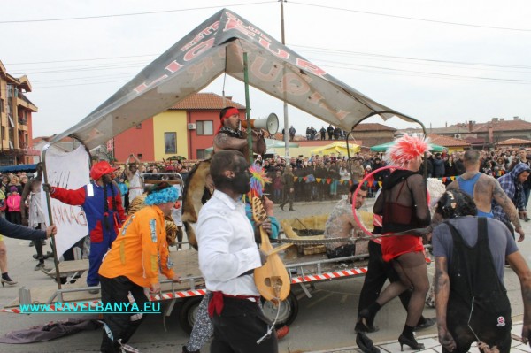 “Зебра“, питон и крокодил на карнавала в Павел баня