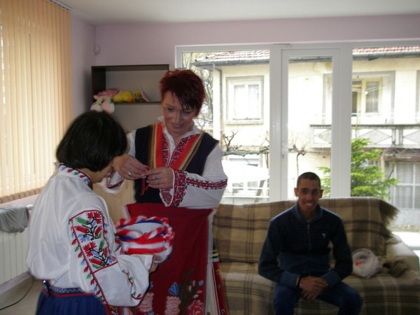 Деца и младежи от ЦНСТ и ЗЖ закичиха общинските служители с мартеници