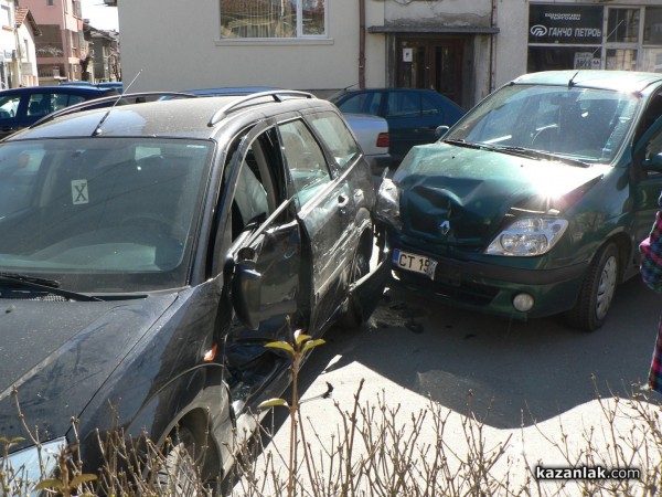 Катастрофа затрудни движението на автомобили в центъра