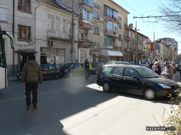 Катастрофа затрудни движението на автомобили в центъра