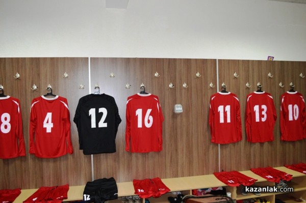 Нови екипи и топки за футболистите на Розова долина преди мача с Поморие