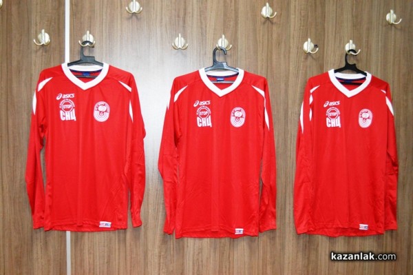 Нови екипи и топки за футболистите на Розова долина преди мача с Поморие