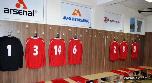 Нови екипи и топки за футболистите на Розова долина преди мача с Поморие