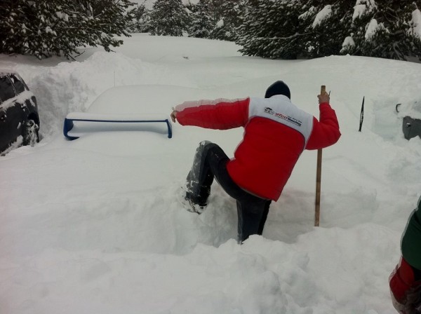 Казанлъшки автомобилни състезатели блокирани от снега на Белмекен