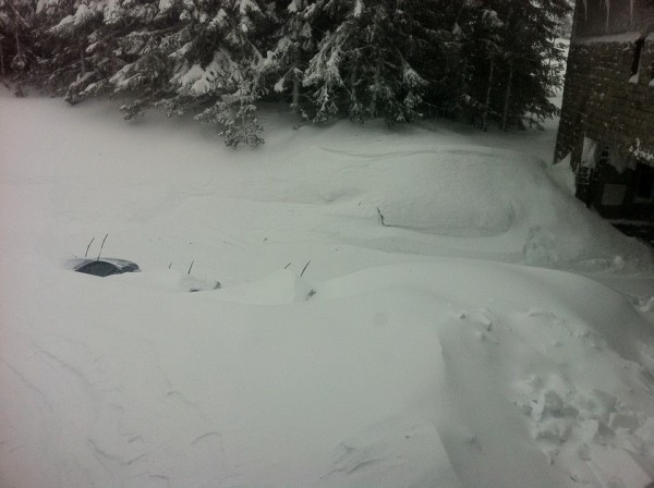 Казанлъшки автомобилни състезатели блокирани от снега на Белмекен