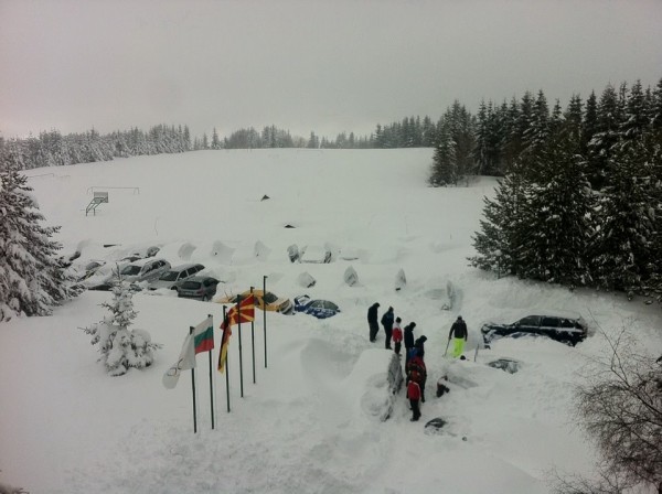 Казанлъшки автомобилни състезатели блокирани от снега на Белмекен