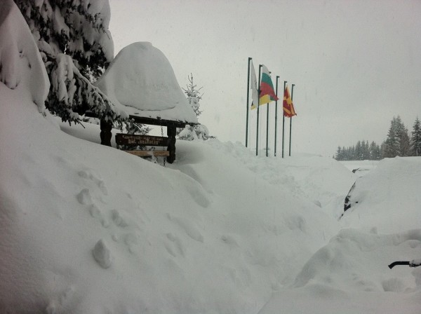 Казанлъшки автомобилни състезатели блокирани от снега на Белмекен