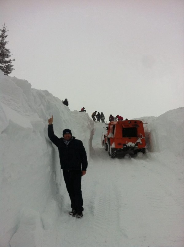 Казанлъшки автомобилни състезатели блокирани от снега на Белмекен