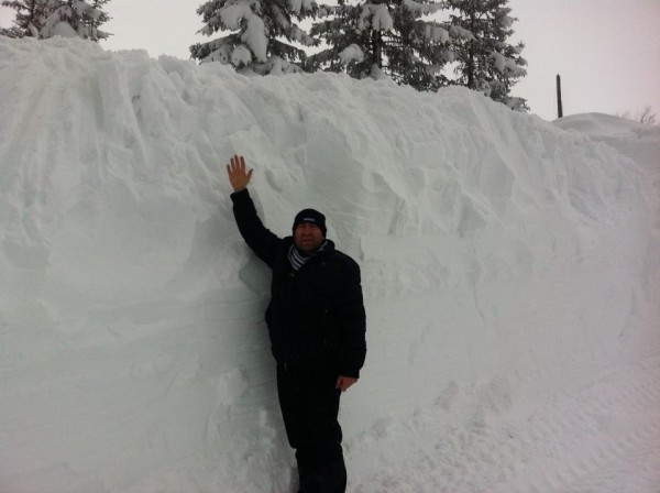Казанлъшки автомобилни състезатели блокирани от снега на Белмекен