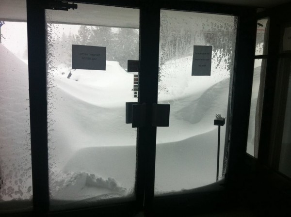 Казанлъшки автомобилни състезатели блокирани от снега на Белмекен