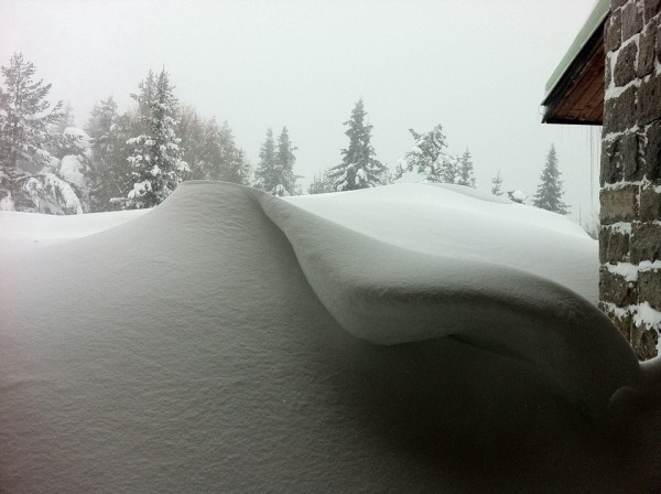 Казанлъшки автомобилни състезатели блокирани от снега на Белмекен