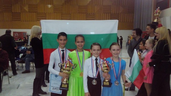 Казанлъшки танцьори с купи и медали от турнир в Солун