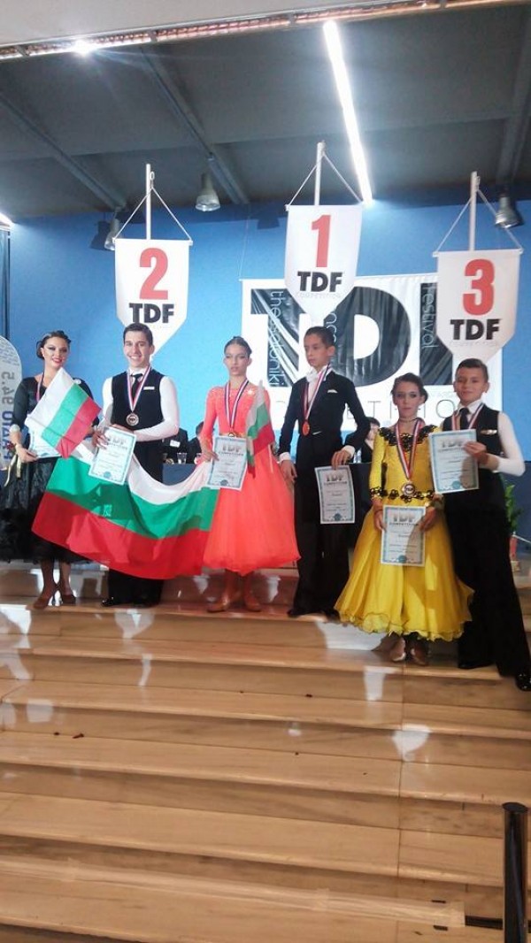 Казанлъшки танцьори с купи и медали от турнир в Солун