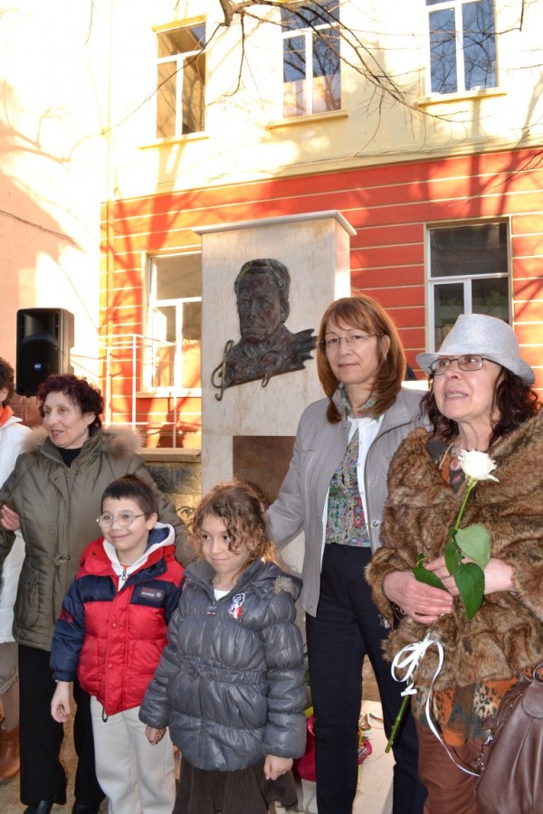 В Казанлък бе открит паметник на композитора Иван Широв