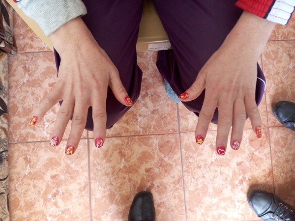 Ученичките по Фризьорство от гимназия “П. Стайнов“ разкрасиха обитателите на защитеното жилище в Овощник