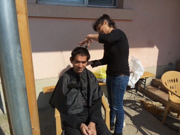 Ученичките по Фризьорство от гимназия “П. Стайнов“ разкрасиха обитателите на защитеното жилище в Овощник