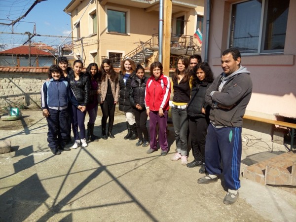 Ученичките по Фризьорство от гимназия “П. Стайнов“ разкрасиха обитателите на защитеното жилище в Овощник