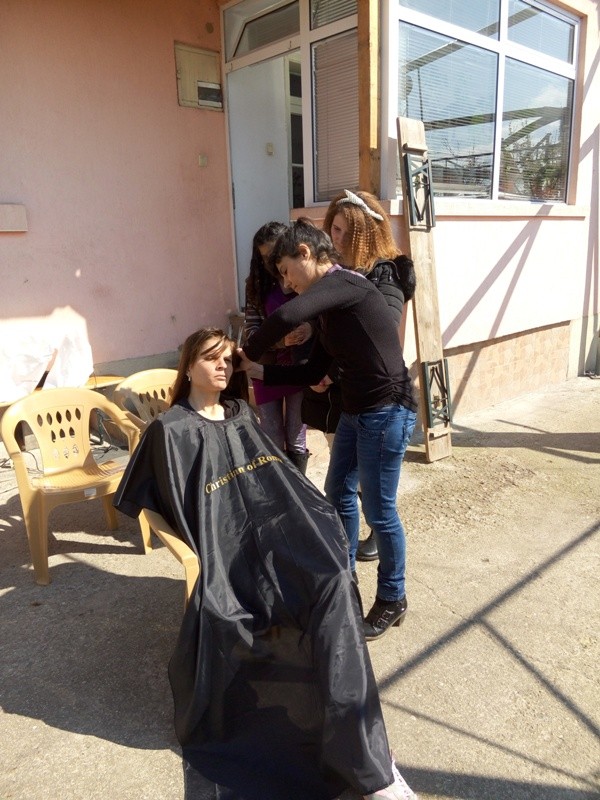 Ученичките по Фризьорство от гимназия “П. Стайнов“ разкрасиха обитателите на защитеното жилище в Овощник