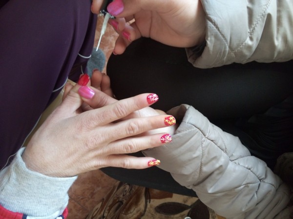 Ученичките по Фризьорство от гимназия “П. Стайнов“ разкрасиха обитателите на защитеното жилище в Овощник