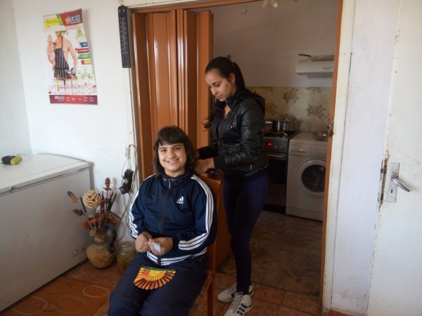 Ученичките по Фризьорство от гимназия “П. Стайнов“ разкрасиха обитателите на защитеното жилище в Овощник