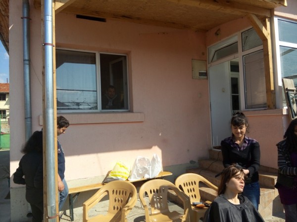 Ученичките по Фризьорство от гимназия “П. Стайнов“ разкрасиха обитателите на защитеното жилище в Овощник