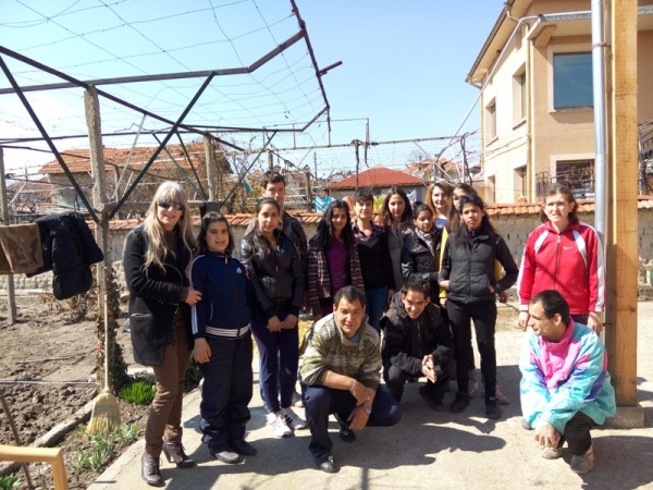 Ученичките по Фризьорство от гимназия “П. Стайнов“ разкрасиха обитателите на защитеното жилище в Овощник